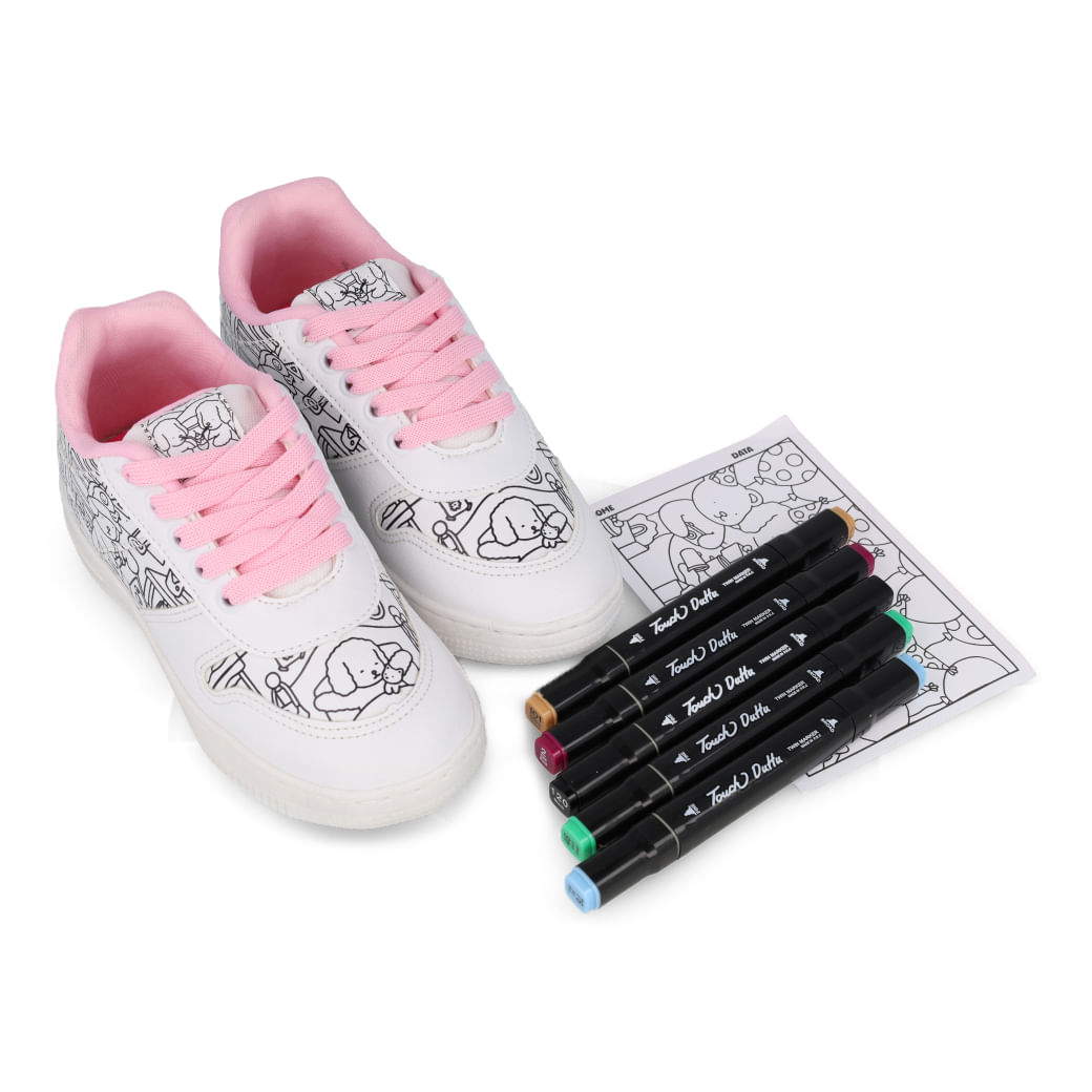 Tênis infantil branco com cadarço rosa e desenhos para personalização, acompanhado de canetinhas coloridas e folha para pintar